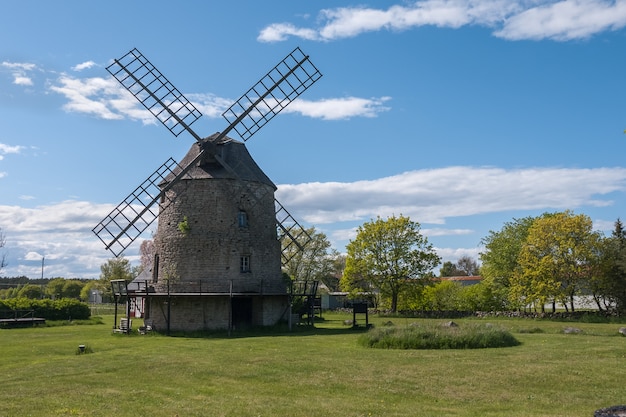 Vieux moulins à vent en pierre sur l'île d'Oland, Suède