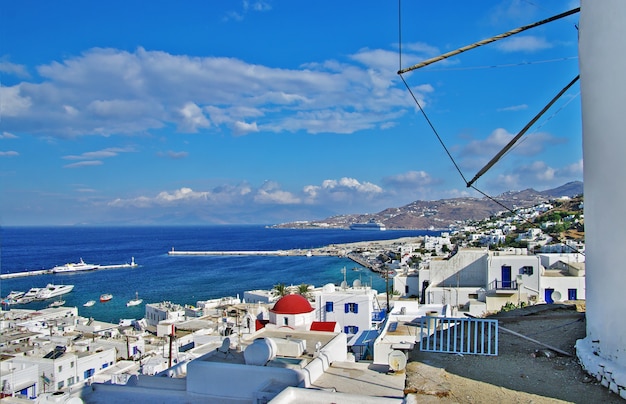 Vieux moulins à vent traditionnels de Mykonos ensoleillé