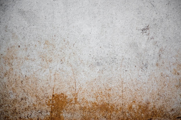 Vieux mur de béton rustique blanc avec des marques altérées