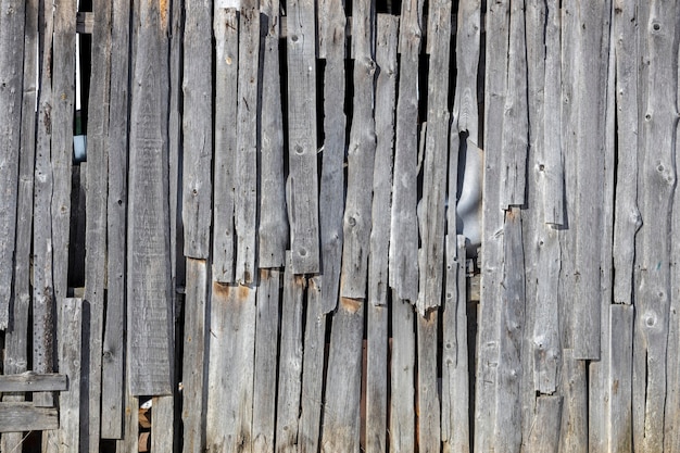 Un vieux mur en bois de planches de logements délabrés