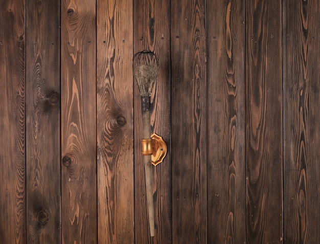 vieux mur en bois avec des torches