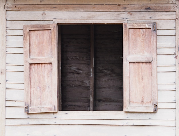 Vieux mur en bois voir par la fenêtre