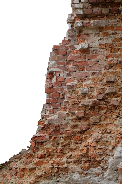 Vieux mur de brique rouge isolé sur fond blanc