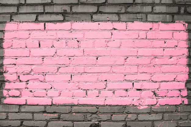 Vieux mur de brique sale peint en rose