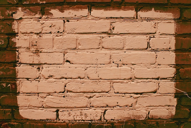 Vieux mur de brique sale réaliste en brique brune.