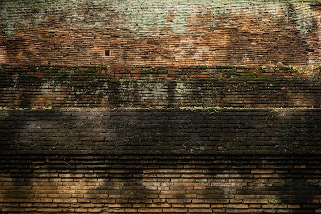 Vieux mur de briques anciennes grunge sale avec de la mousse