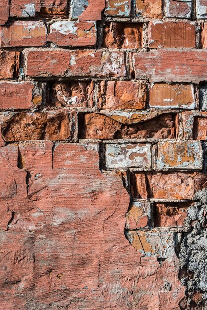 Vieux mur de briques rouges, fond vertical grunge ou texture.