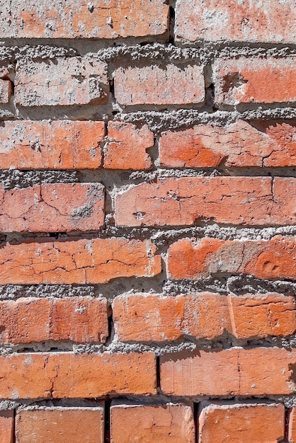 Vieux mur de briques en ruine d'un immeuble résidentiel