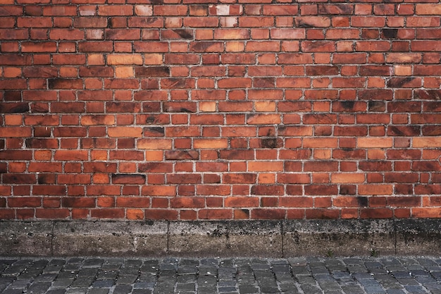 Vieux mur de briques texturé offrant une toile de fond unique