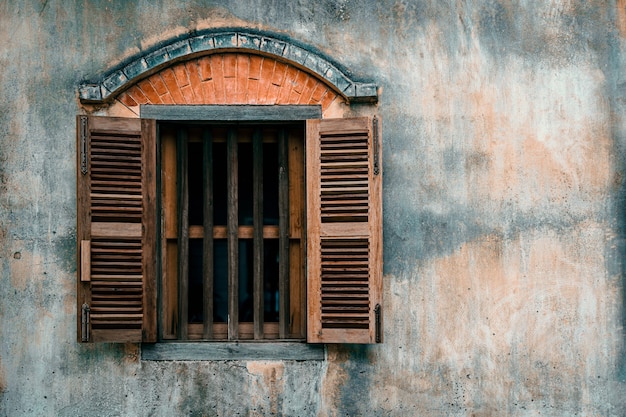 Vieux Mur De Ciment Avec Fenêtre En Bois ..