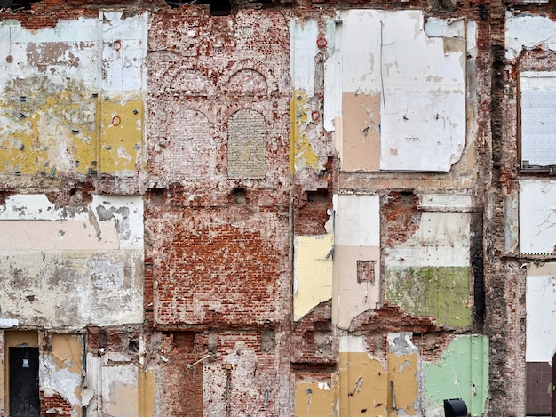 Vieux mur de couleur brique dans la démolition d'un fond de texture de bâtiment.