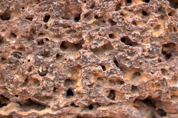 vieux mur a été détruit, construit en briques rouges.