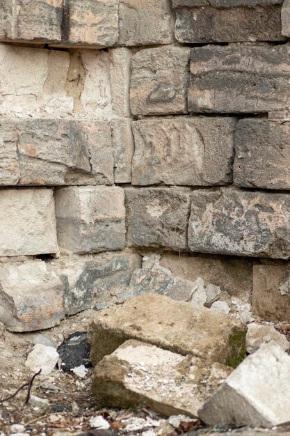 vieux mur fait de rouleau blanc en partie détruit la surface du mur