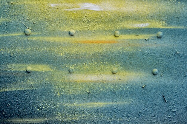 Vieux mur de fer: fond bleu et jaune.