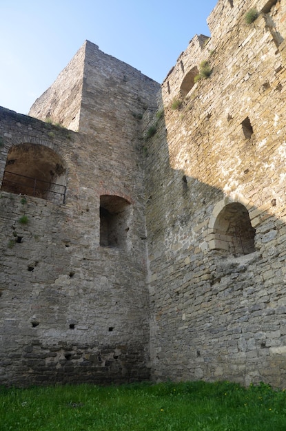 Vieux mur de fortification de forteresse