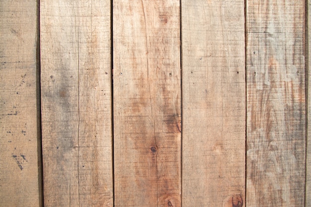 Vieux mur de maison en fond de bois