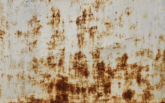 Vieux mur peint en blanc avec texture rouille. Fond de métal rouillé grunge. Taches de rouille.