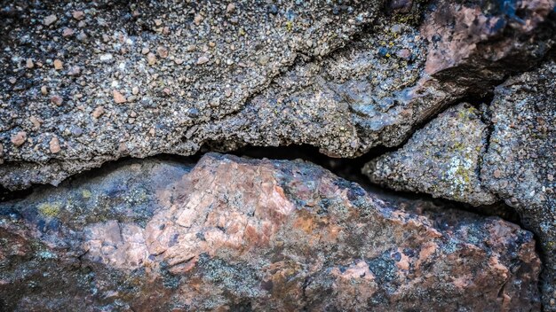 Vieux mur de pierre avec une fissure. texture pour la conception