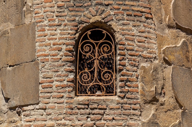 Le vieux mur de pierre de la forteresse avec