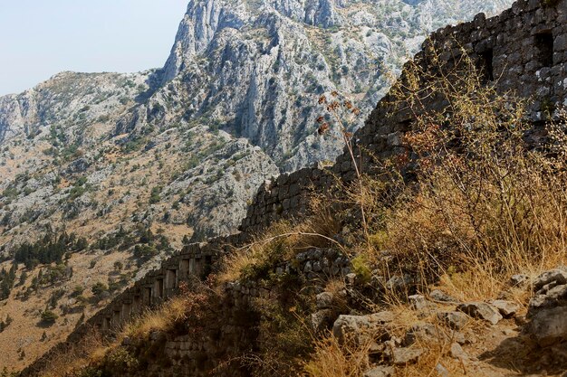 Vieux mur de pierre long dans les montagnes