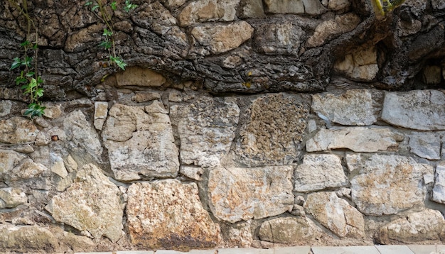 Vieux mur de pierre naturel fissuré