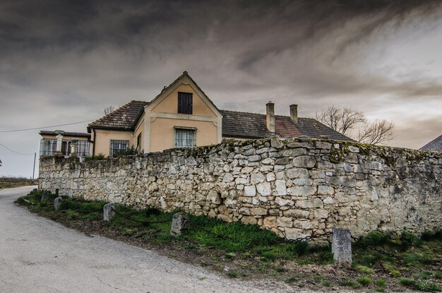 Vieux mur avec villa