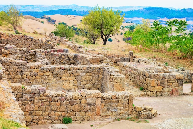 Vieux murs de bâtiments dans le site archéologique de la vieille ville de Morgantina, Sicile, Italie