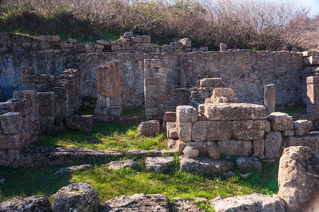 Vieux murs de maisons sur le site archéologique de la vieille ville de Morgantina