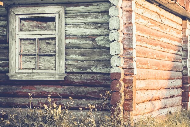 Vieux murs en rondins de maison en bois et architecture rustique de fenêtre