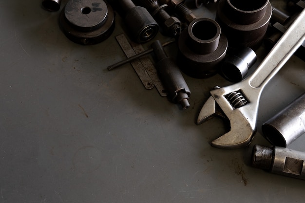 Vieux outils sur le bureau du mécanicien