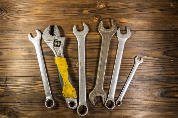 Vieux outils de clé sur fond de bois