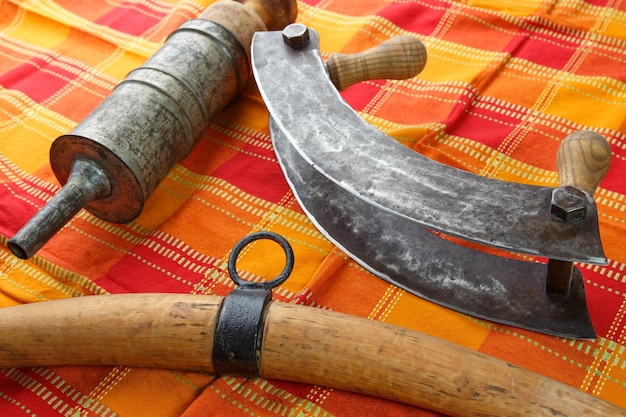 Vieux outils de cuisine pour la production de saucisses de produits à base de viande