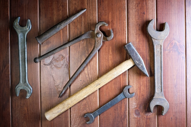 Vieux outils de fer de serrurier sur fond de bois brun foncé