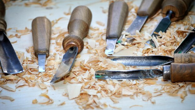 Vieux outils sur fond de bois. Fraises sur bois.