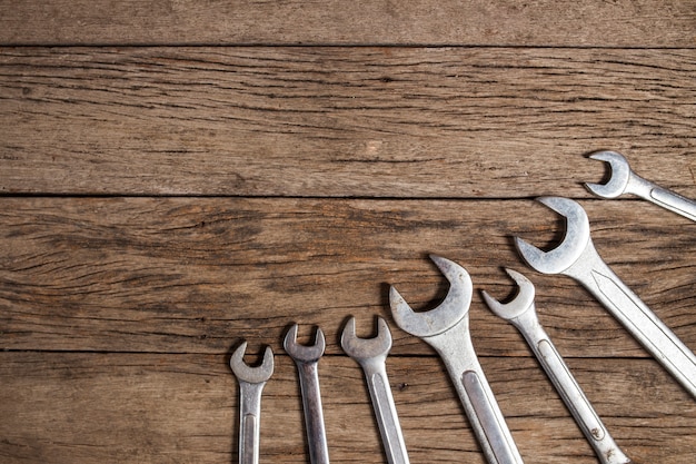 vieux outils sur fond en bois