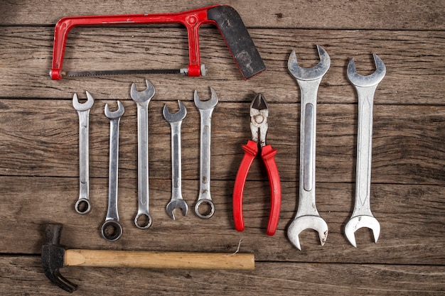 vieux outils sur fond en bois