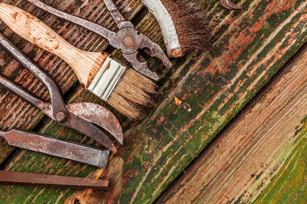 Vieux outils à main vintage sur fond de bois