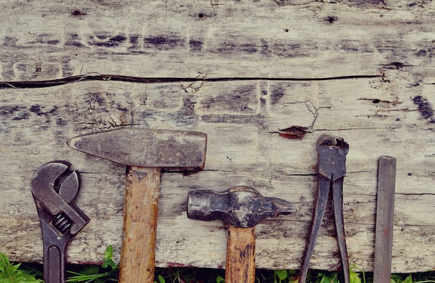 Vieux outils de menuisier sur une table en bois