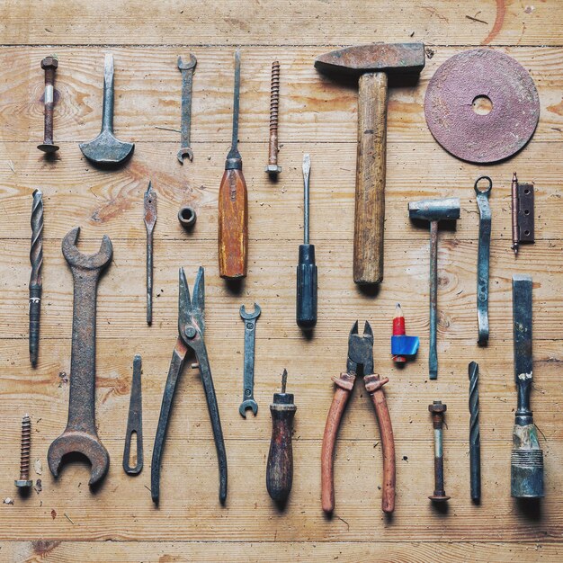 Vieux outils de réparation vintage sale sur fond de bois