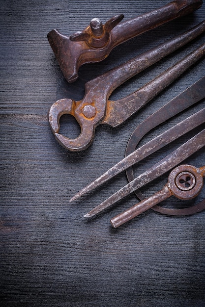 Vieux outils rouillés sur planche vintage