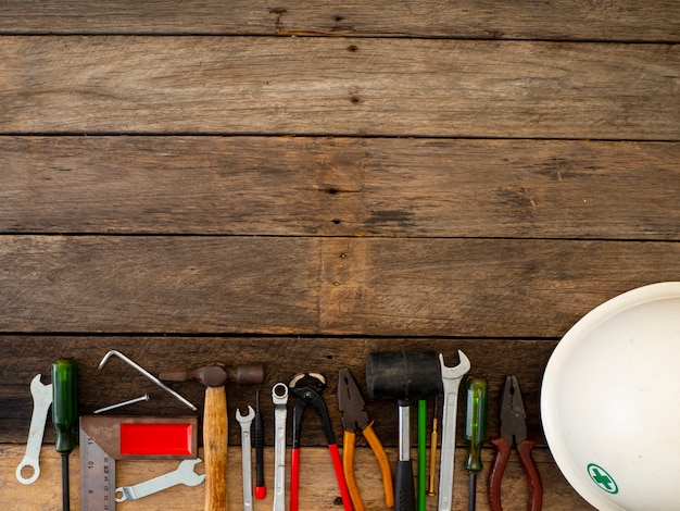 Vieux outils sur une table en bois