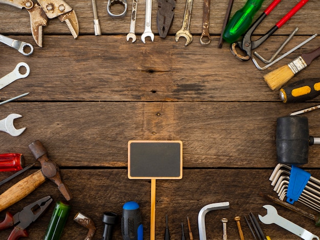 Vieux outils sur une table en bois