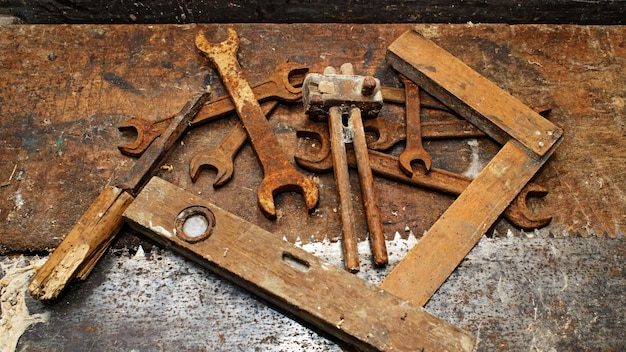 Vieux outils de travail du bois sur une table en bois sale