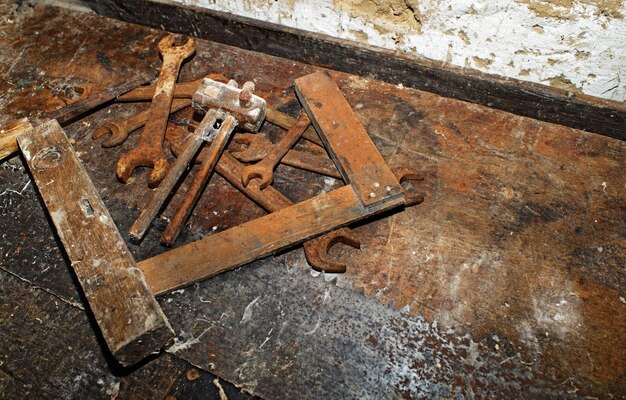 Vieux outils de travail du bois sur une table en bois sale