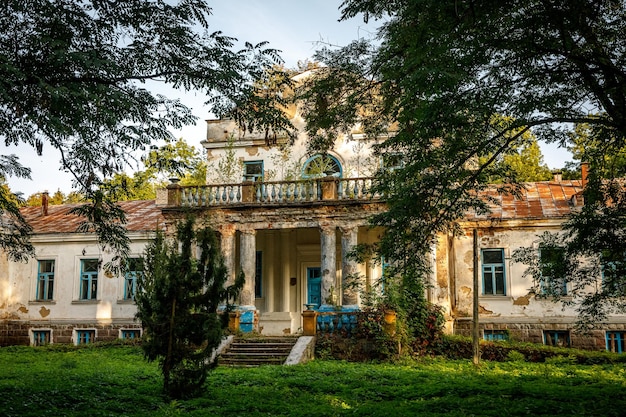 Vieux palais abandonné dans la forêt