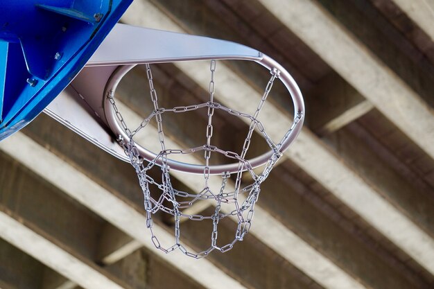 Photo vieux panier de basket dans la rue