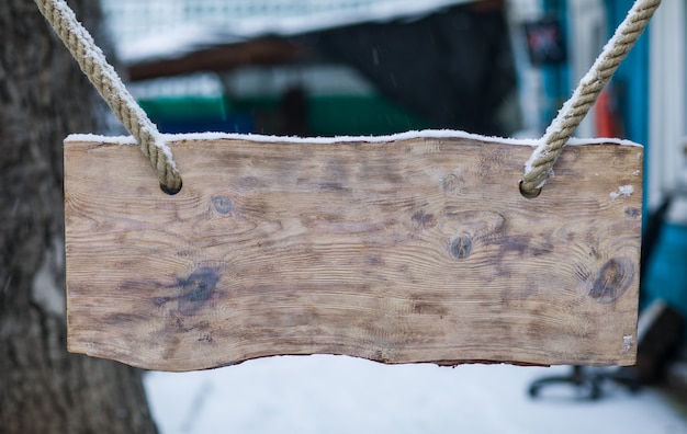 vieux panneau en bois suspendu