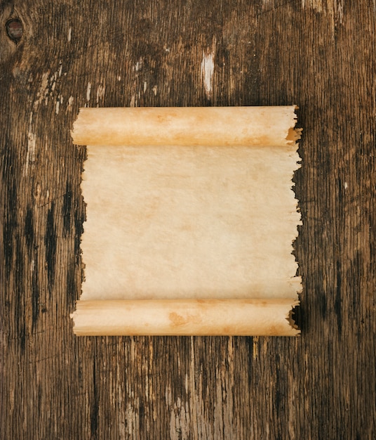 Vieux papier sur le bois