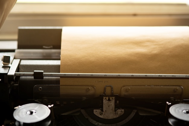 Vieux papier brun et machine à écrire vintage.