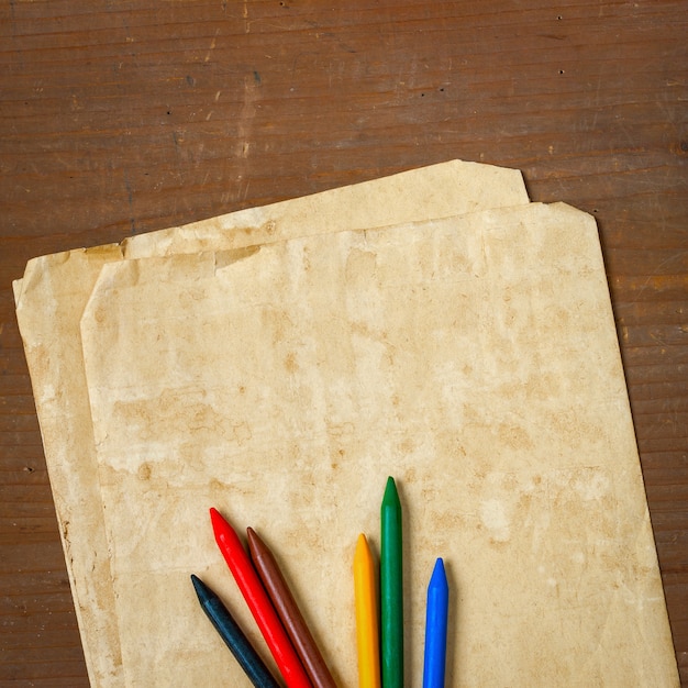 Vieux papier et crayons de couleur